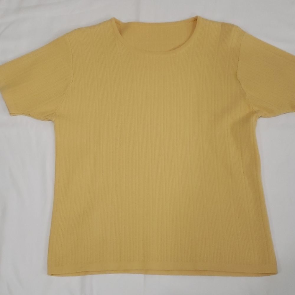 Yellow ribbed short sleeve sweater